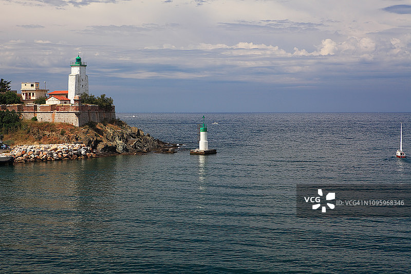 法国韦尔梅耶海岸的滨海韦尔港灯塔图片素材