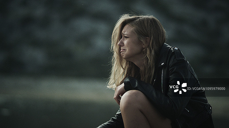 哭泣的女人：旷野中的孤独图片素材