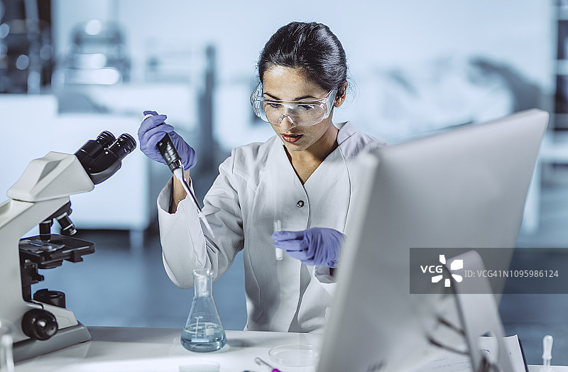 在实验室工作的男科学家图片素材