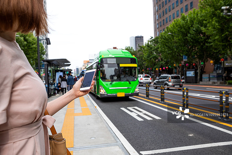 首尔市中心优雅的韩国女人图片素材
