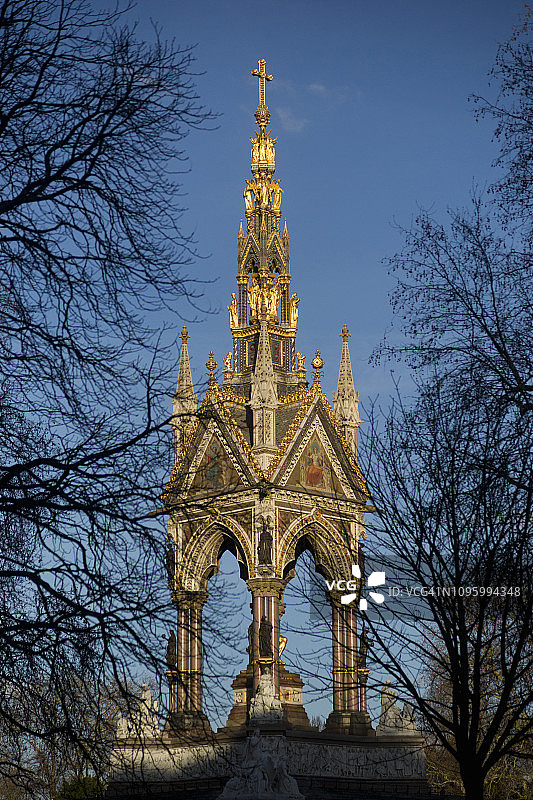 欧洲，英国，伦敦，2018：阿尔伯特纪念碑，肯辛顿花园，维多利亚女王为纪念1861年去世的丈夫阿尔伯特亲王而建图片素材