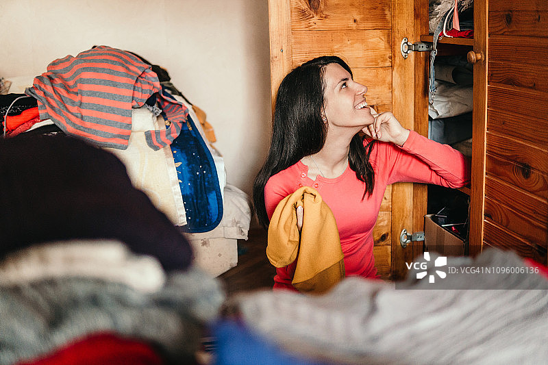 女人整理衣柜图片素材
