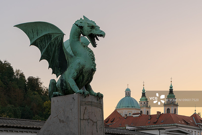 斯洛文尼亚卢布尔雅那的龙桥日落图片素材