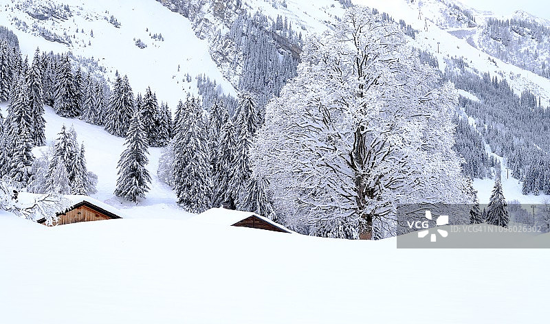 白雪覆盖的木制小屋图片素材