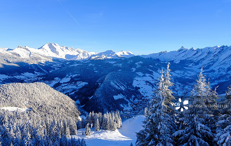 从拉克吕萨看白雪皑皑的阿拉维斯山脉景色图片素材