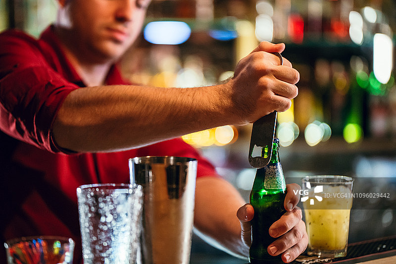 调酒师倒饮料图片素材