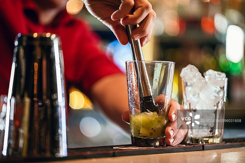 调酒师调制鸡尾酒图片素材
