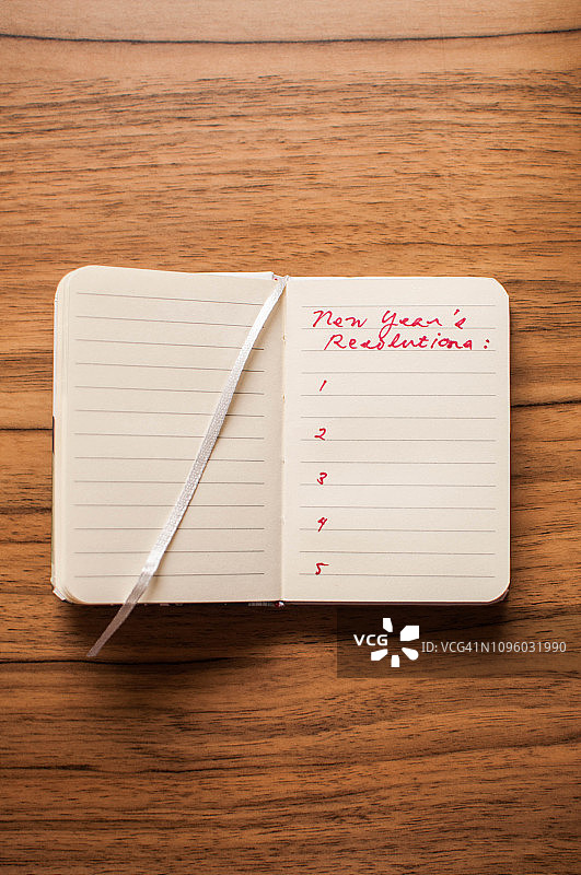 笔记本上手写的“新年决心”图片素材