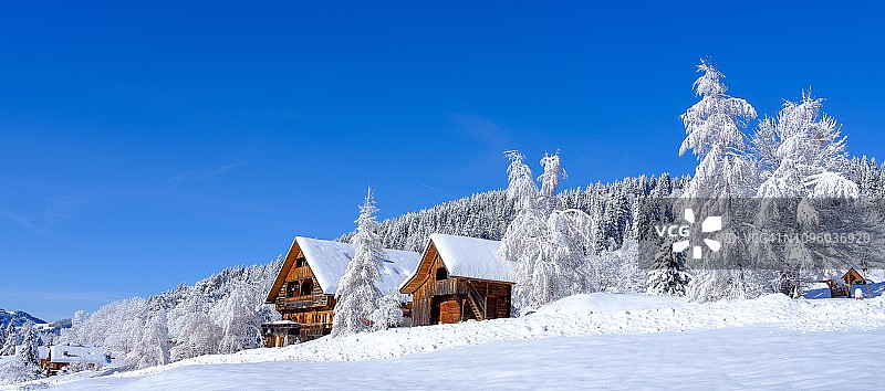 雪地下的木制山间小屋图片素材