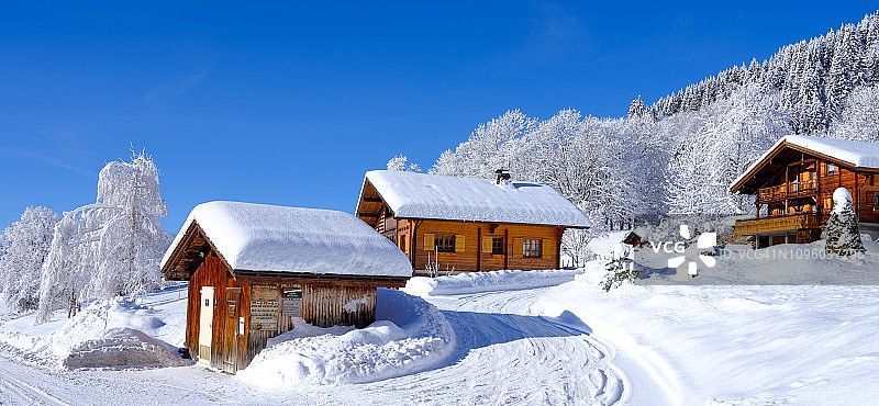 拉克吕萨滑雪胜地的典型木制山间小屋图片素材