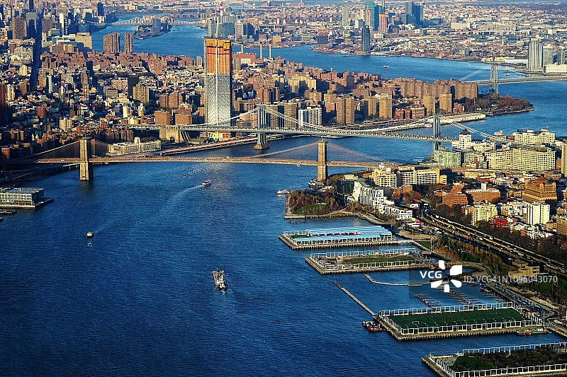 东河与纽约市图片素材