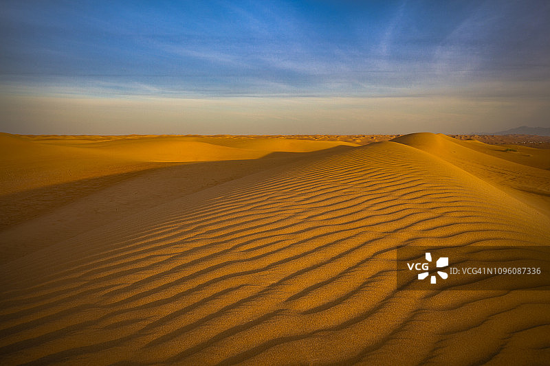 阿曼苏丹国瓦希巴沙漠的自然彩色形状图片素材