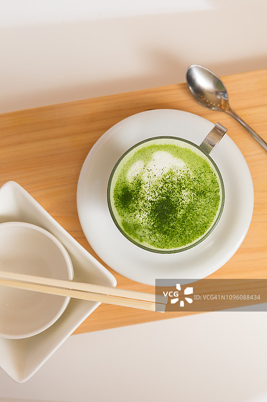 装有抹茶和茶筅的玻璃杯特写图片素材