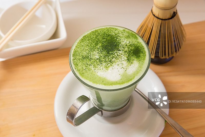 装有抹茶和茶筅的玻璃杯特写图片素材