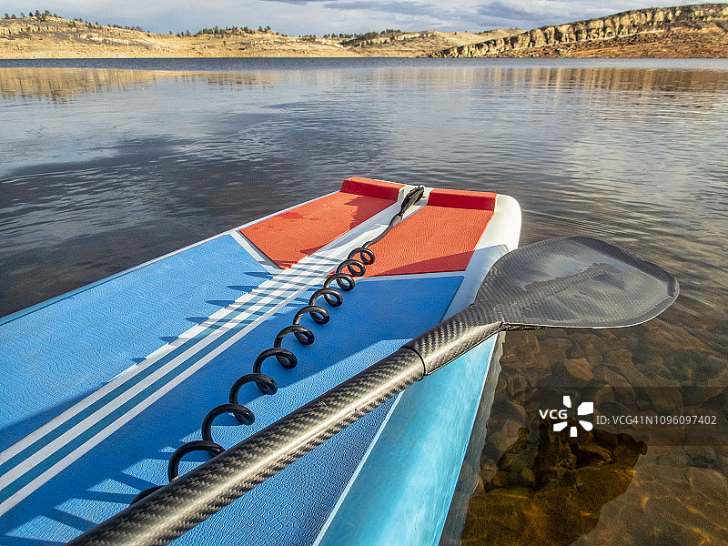 在山地湖泊上划桨图片素材