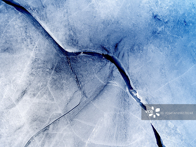 浅蓝色背景上的裂纹冰块纹理图片素材
