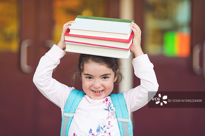年轻女孩上学第一天的人物肖像图片素材