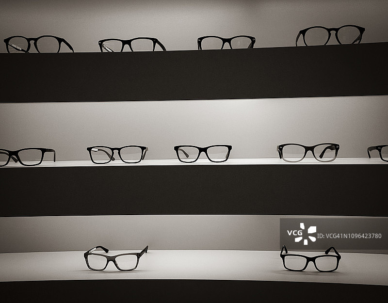 货架上的眼镜框图片素材