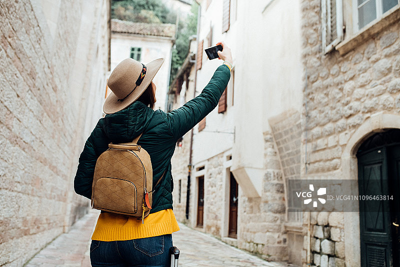 女人在度假时拍照图片素材