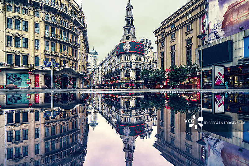 上海南京路水面倒影图片素材