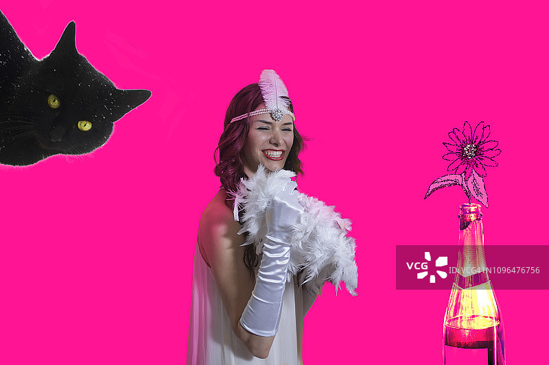 庆祝的女人和偷看的猫图片素材