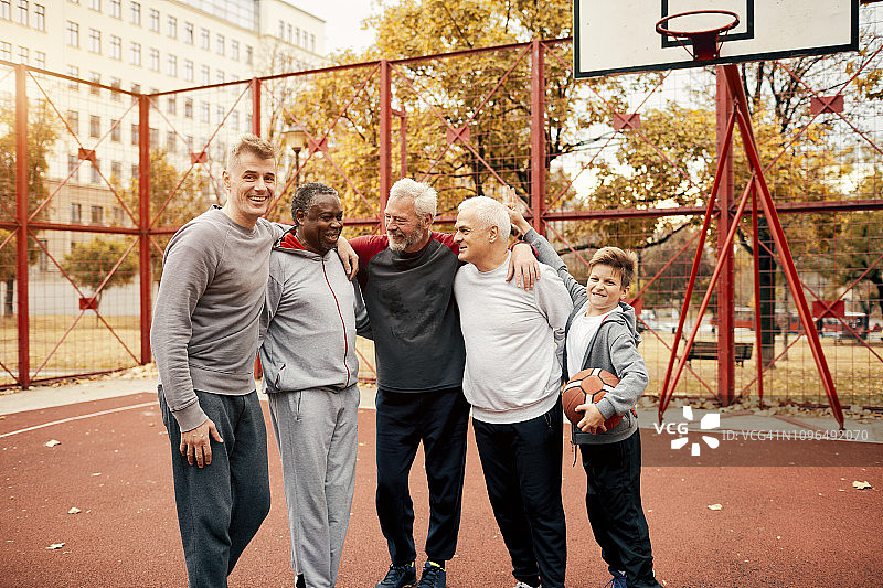 三代人在户外打篮球图片素材