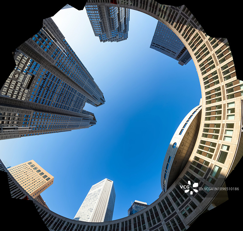 东京城市景观鱼眼图：新宿摩天大楼天际线，白天图片素材