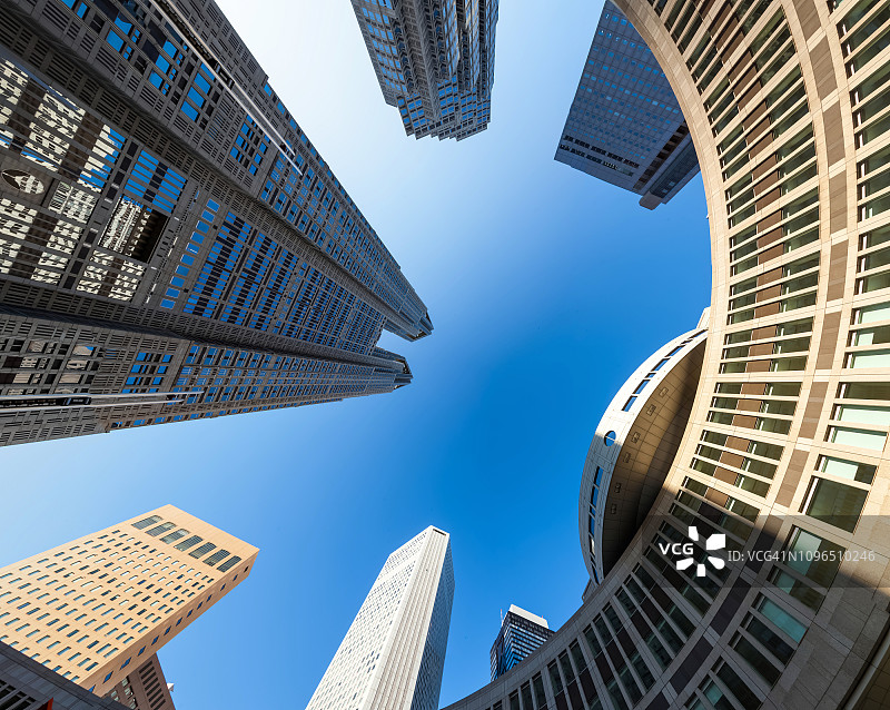 360度东京城市景观：新宿摩天大楼天际线低角度视图图片素材