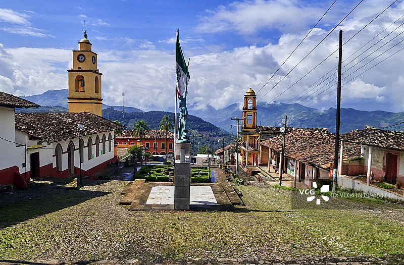 墨西哥东方马德雷山脉索奇特兰·德比森特·苏亚雷斯村的殖民时期主广场景观图片素材