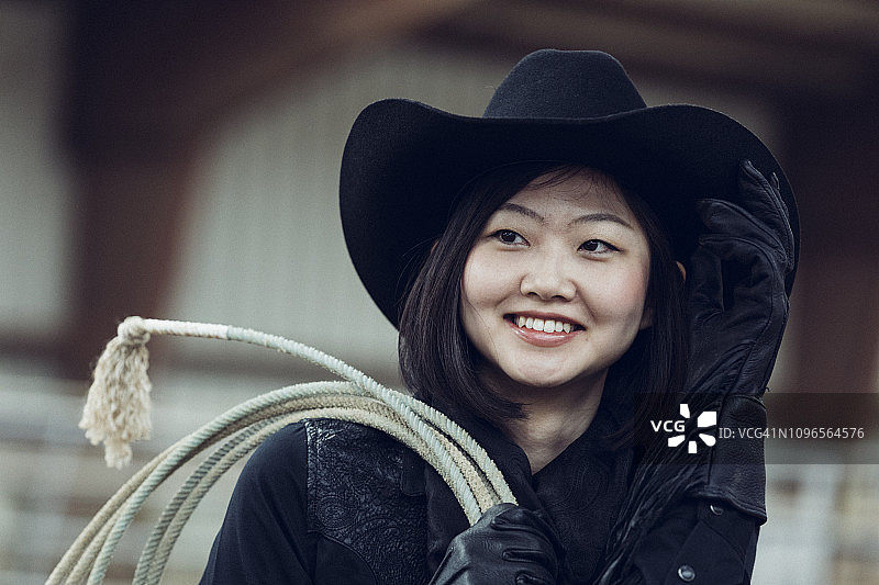 穿着黑色牛仔服的日本女人正视镜头图片素材