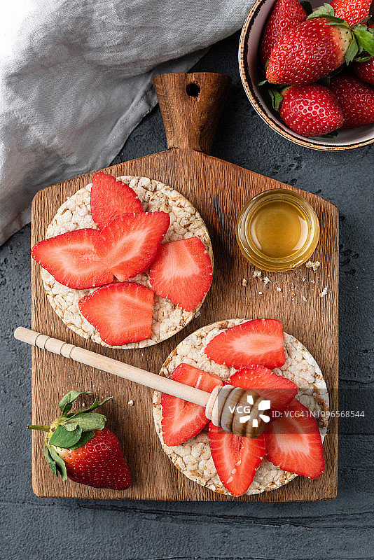 搭配蜂蜜和草莓的健康脆面包图片素材