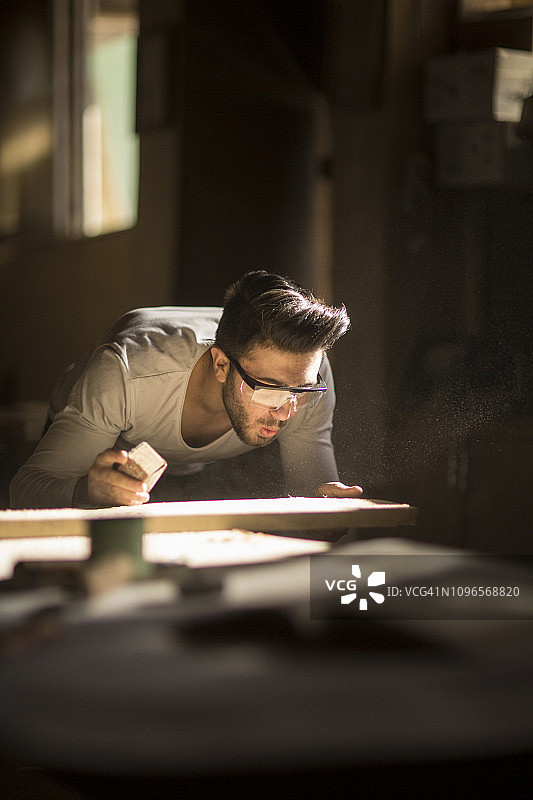 木匠在工作图片素材