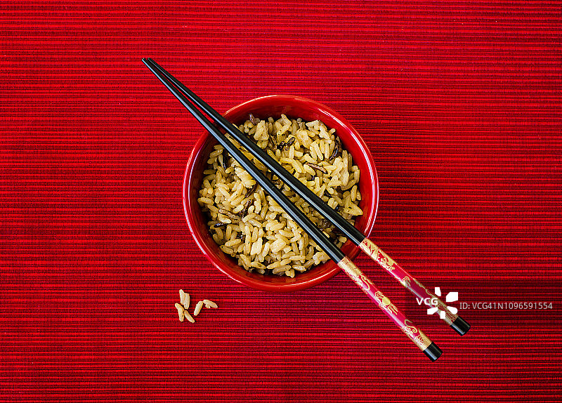 红色背景上的米饭和筷子碗图片素材