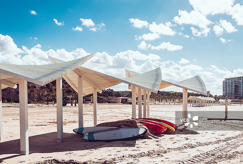 空旷地中海海滩上的冲浪板图片素材