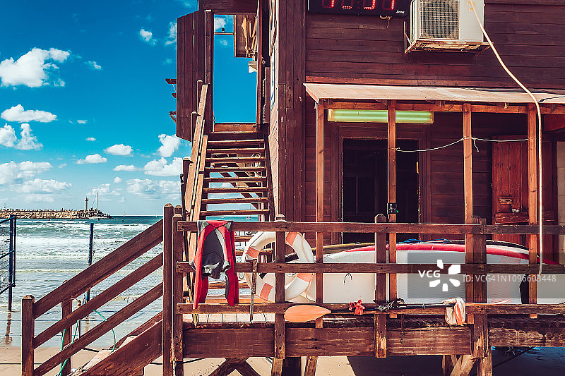 地中海海滩上，带冲浪板的救生员小屋，蓝色天空图片素材