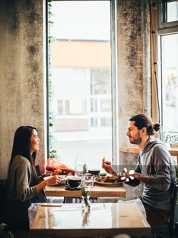 小酒馆里的情人节约会图片素材