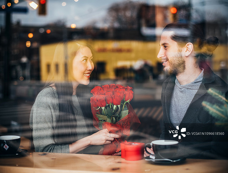 小酒馆里的情人节约会图片素材
