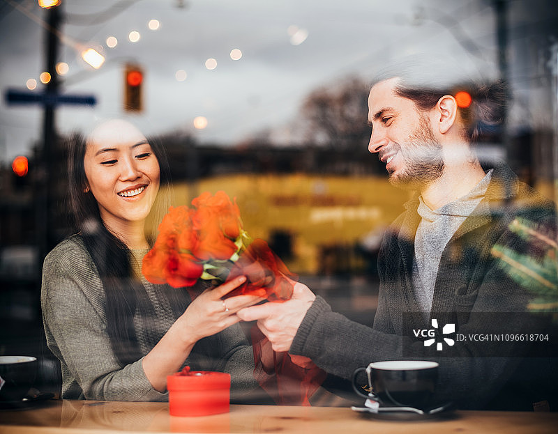 小酒馆里的情人节约会图片素材