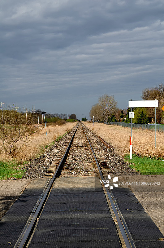 铁轨上方的阴天图片素材