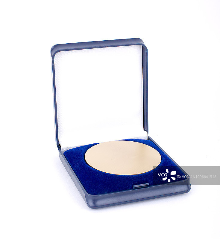 白色背景上的蓝色盒子里的金牌图片素材