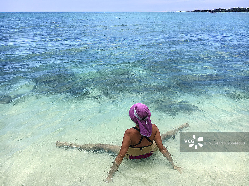 在热带太平洋中伸展身体的女人图片素材