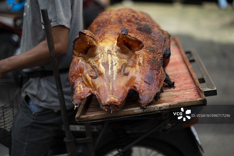 槟城摩托车运送烤乳猪图片素材