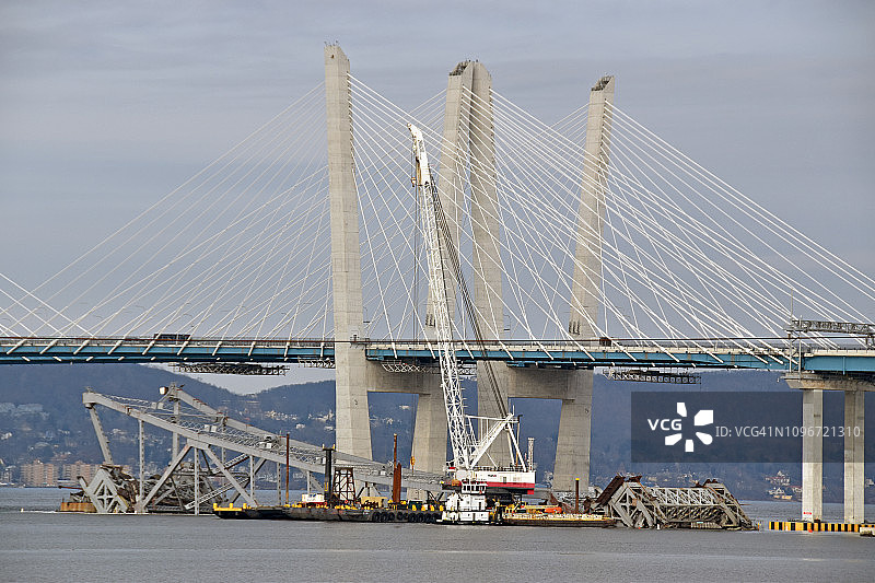 从纽约塔里敦河滨步道拍摄的拆除旧桥的照片图片素材