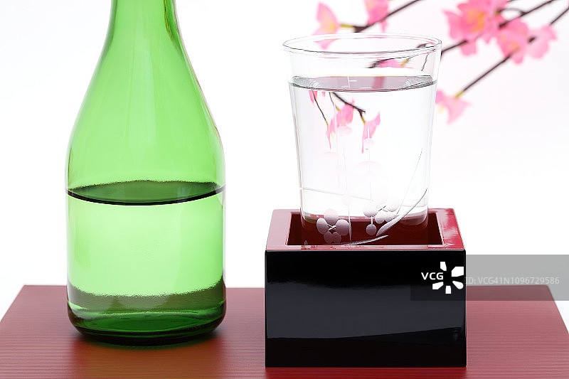 装满清酒的日本木制枡图片素材