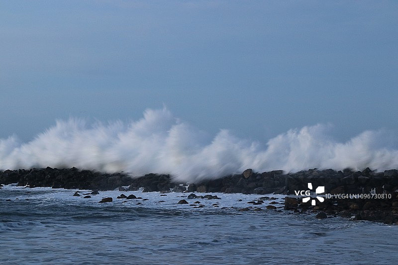 海堤上拍打的巨浪图片素材