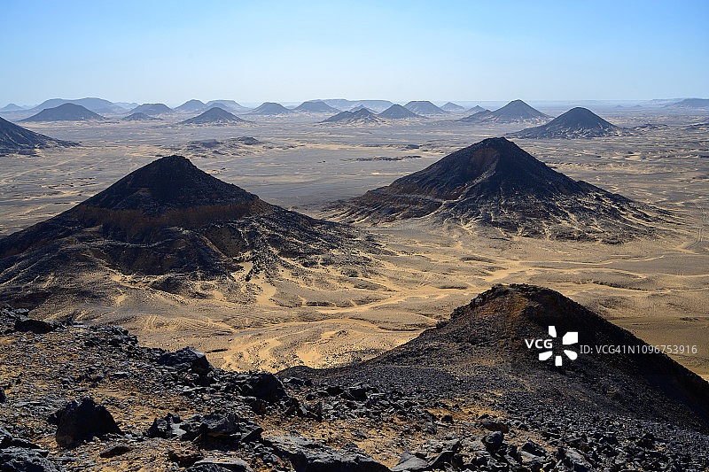 埃及拜哈里耶绿洲黑色沙漠丘陵图片素材