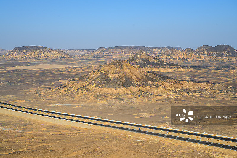 埃及拜哈里耶绿洲黑色沙漠丘陵图片素材