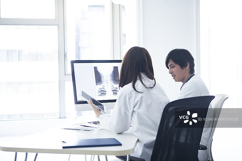 医生在电脑前讲话图片素材