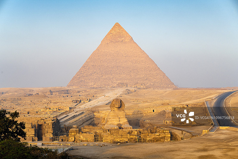 日出时分的吉萨大金字塔图片素材