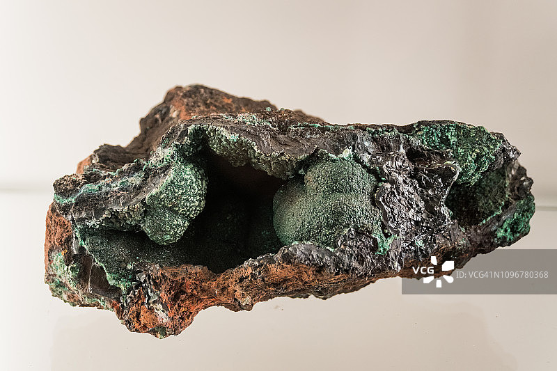 含钴异质矿物，表面覆盖孔雀石图片素材